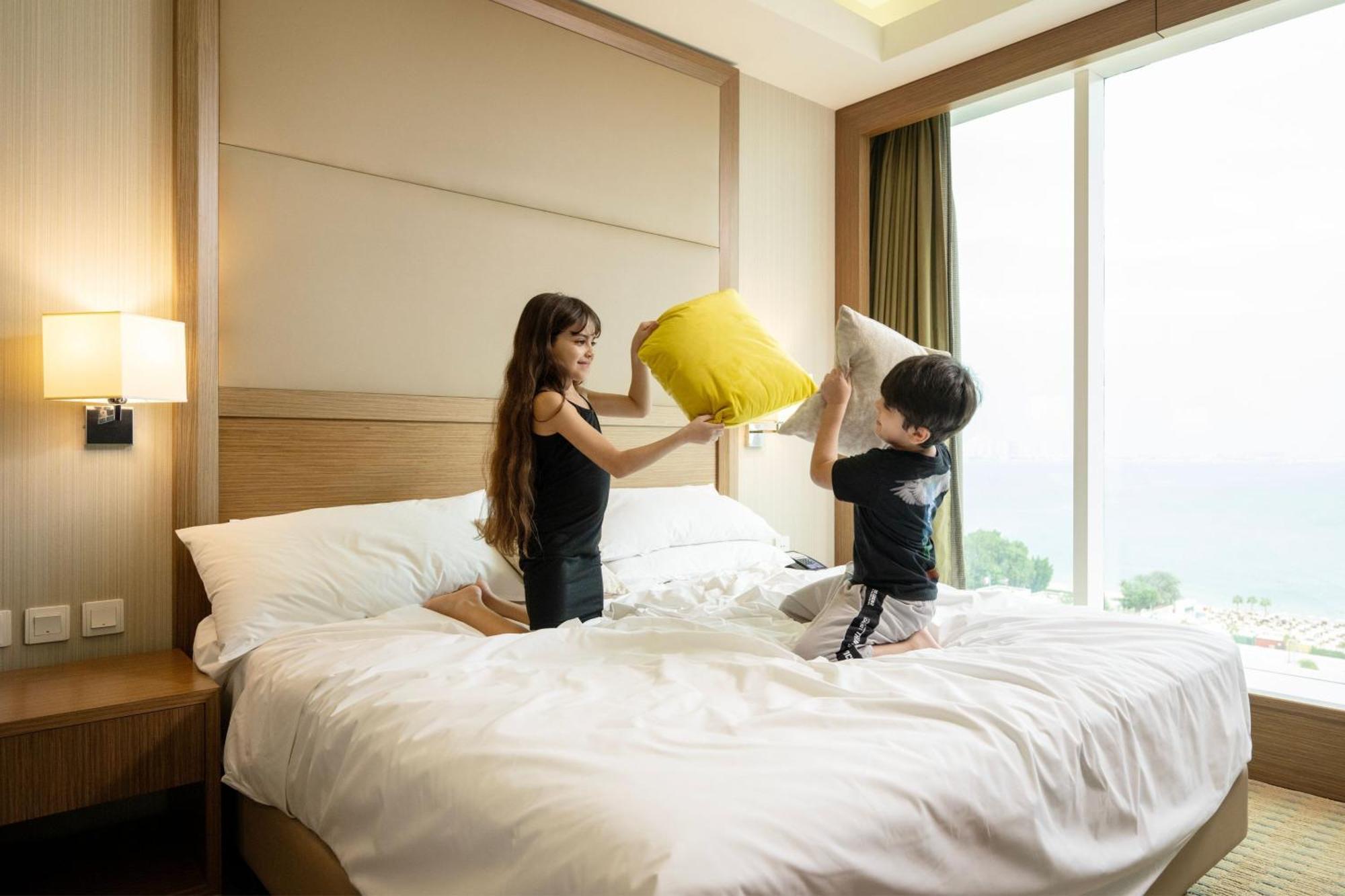 Delta Hotels By Marriott City Center Doha Exterior photo A pillow fight